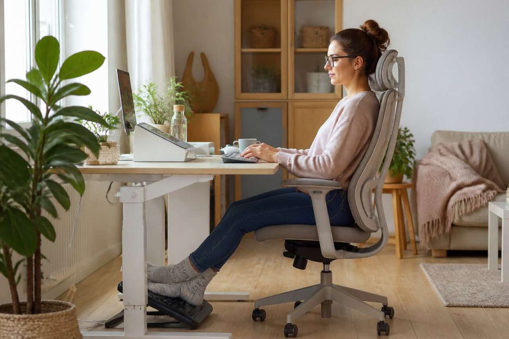 Comment apaiser les jambes lourdes en télétravail ?